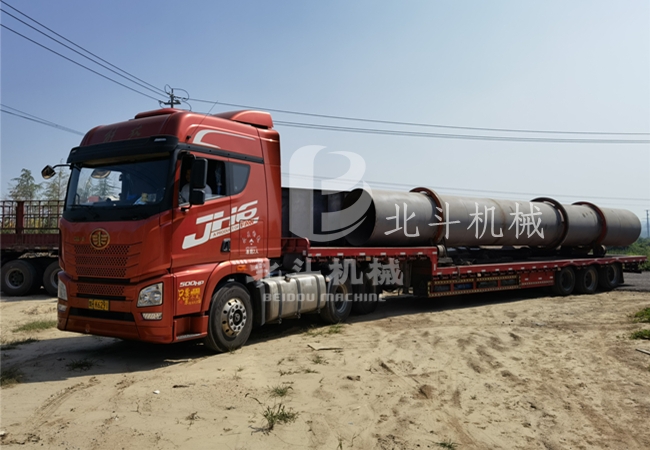 湖北客戶(hù)定制的鋸末干燥機(jī)裝車(chē)發(fā)貨中