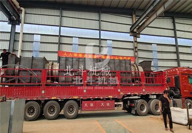 果渣炭化機(jī)裝車(chē)完畢,現(xiàn)已奔赴于云南客戶(hù)