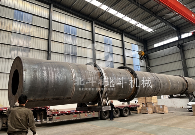 北斗機(jī)械樹(shù)枝干燥機(jī)裝車(chē)發(fā)往東北地區(qū)