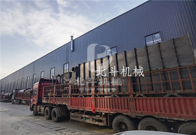 城市污泥炭化機(jī)裝車(chē)發(fā)往山西地區(qū),做好每一個(gè)環(huán)節(jié)