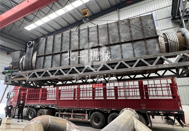 滿(mǎn)載著橄欖核炭化機(jī)的大貨車(chē)裝車(chē)完畢,發(fā)往福建地區(qū)