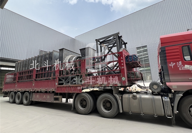 褐煤炭化生產(chǎn)線(xiàn)機(jī)械順利裝車(chē)發(fā)往云南