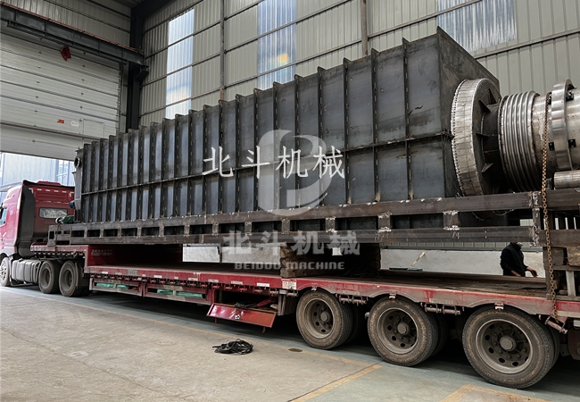 大型污泥炭化機(jī)做城市污泥的“終結(jié)者”,兩車(chē)齊發(fā)奔赴江西