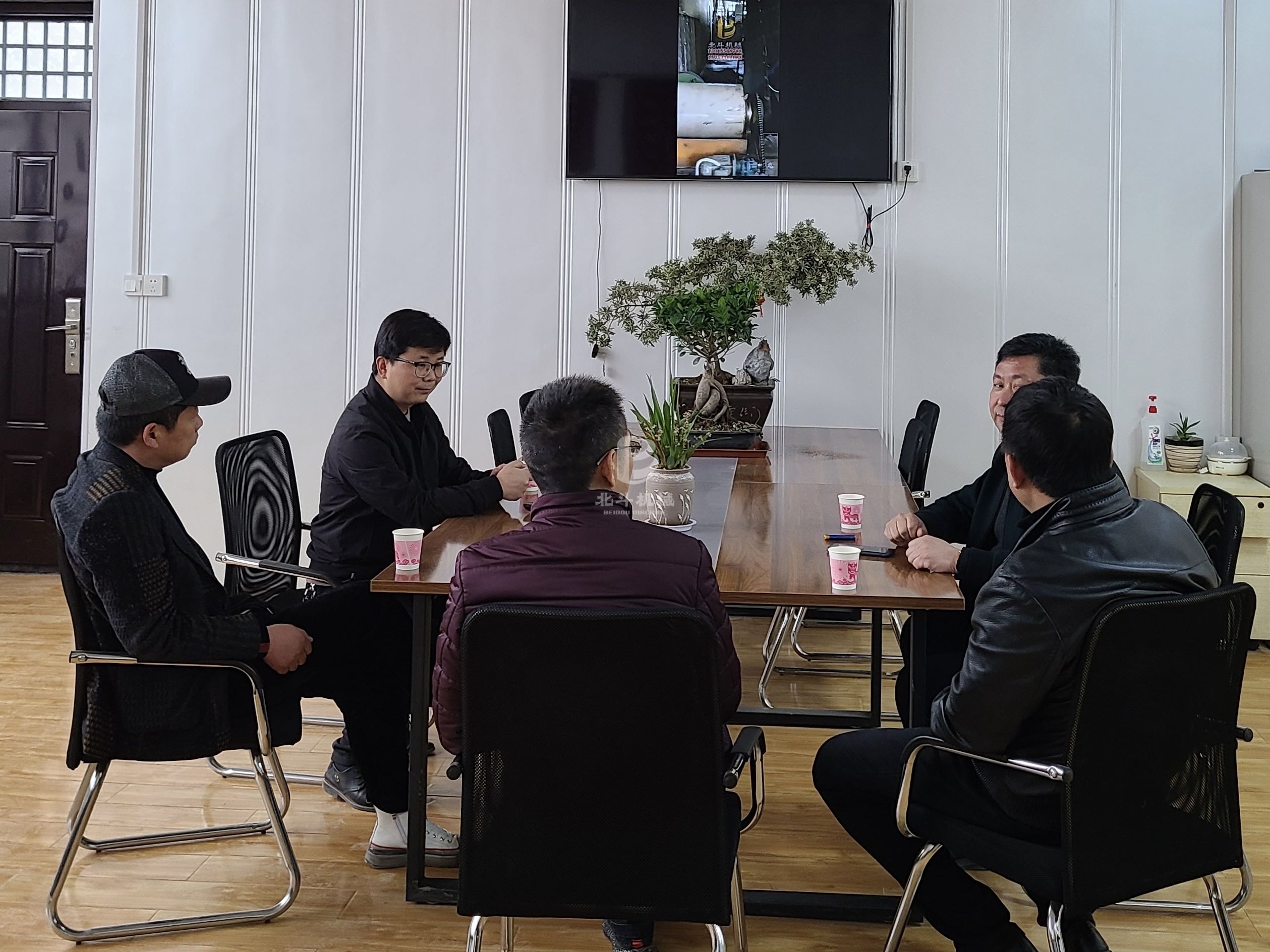 歡迎新疆客戶(hù)前來(lái)我公司洽談炭化機(jī)生產(chǎn)線(xiàn)設(shè)備