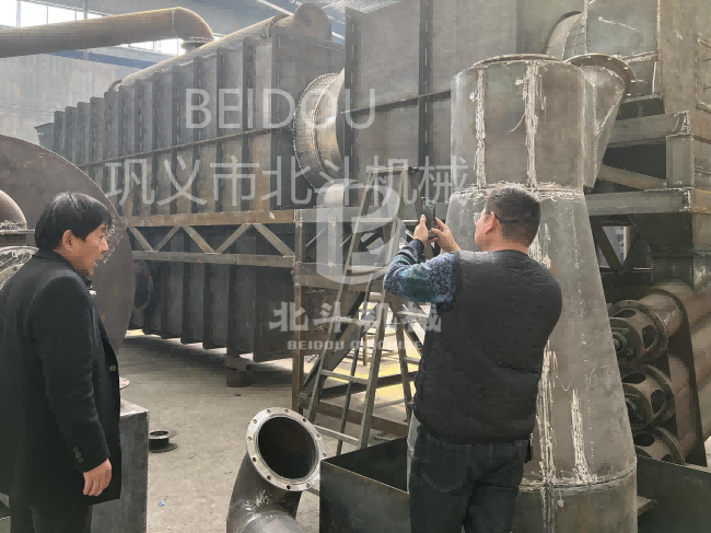 四川炭化木材的客戶(hù)前來(lái)生產(chǎn)車(chē)間查看炭化機(jī)進(jìn)度