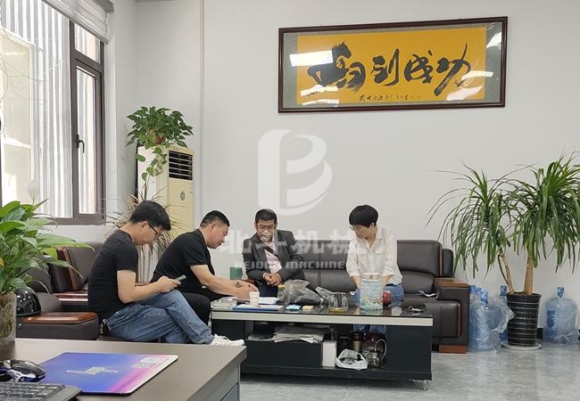 印尼客戶(hù)到廠(chǎng)參觀(guān)炭化機(jī),深入交流促合作