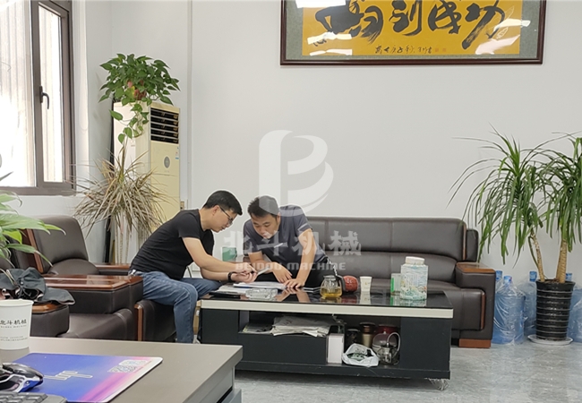 云南客戶(hù)來(lái)北斗機(jī)械考察稻殼炭化機(jī)