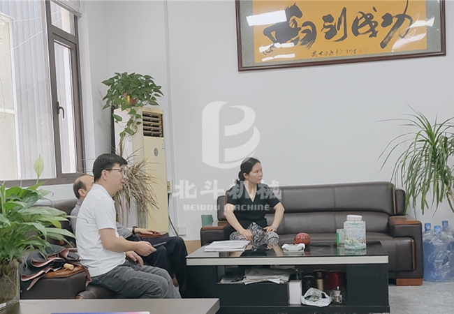 炎炎夏日——?dú)g迎客戶(hù)到訪(fǎng)實(shí)地考察新型連續(xù)式炭化機(jī)