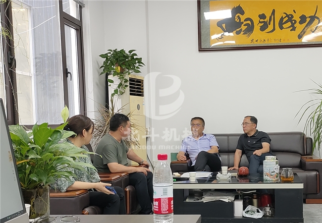 客戶(hù)代表團(tuán)到訪(fǎng)鞏義北斗機(jī)械并就雞糞炭化機(jī)洽談合作