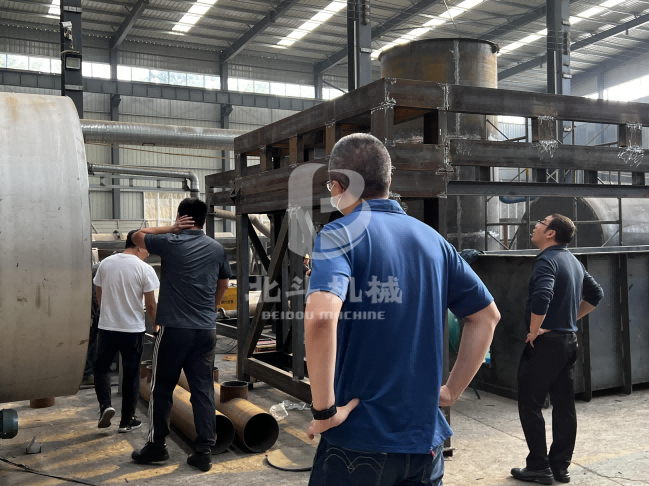 云南客戶(hù)團(tuán)體到達(dá)生產(chǎn)車(chē)間了解設(shè)備結(jié)構(gòu)