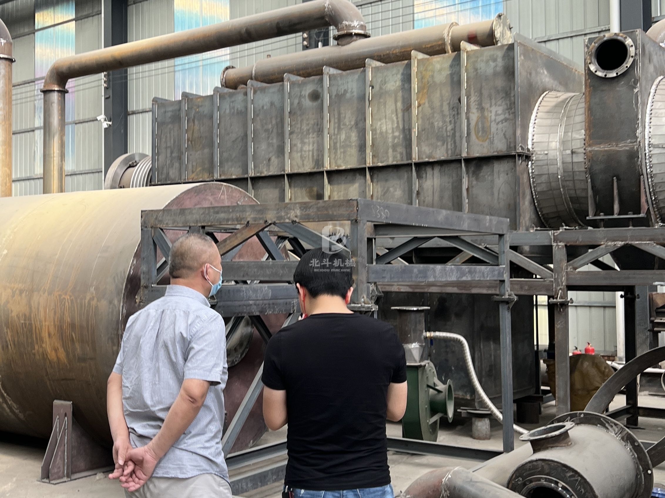 來(lái)自四川的客戶(hù)就炭化機(jī)發(fā)貨前進(jìn)行各環(huán)節(jié)確認(rèn)