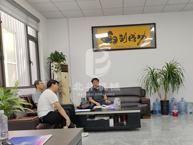 客戶(hù)來(lái)我廠(chǎng)實(shí)地考察了解玉米芯炭化機(jī)