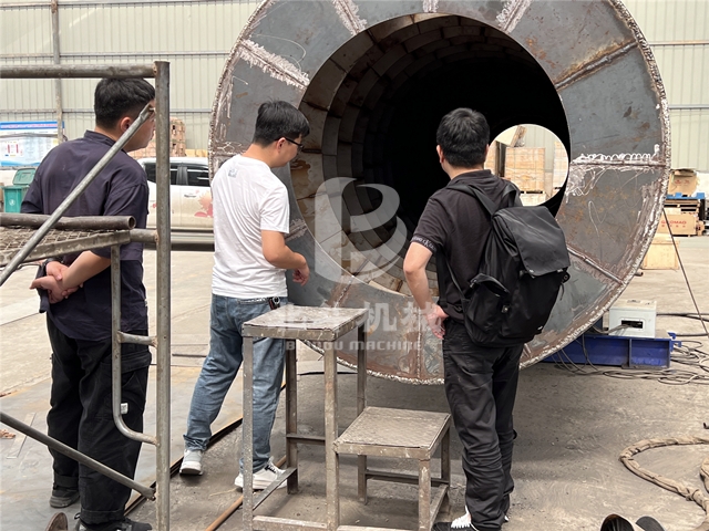 客戶(hù)走進(jìn)木材炭化機(jī)生產(chǎn)車(chē)間