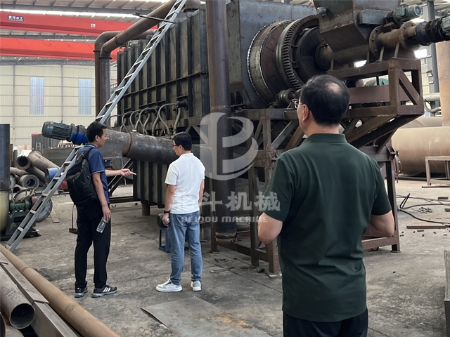 客戶(hù)來(lái)北斗機(jī)械參觀(guān)考察垃圾炭化機(jī)
