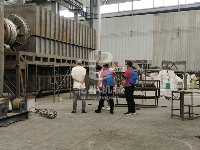 客戶(hù)參觀(guān)新型連續(xù)式稻殼炭化機(jī)制造現(xiàn)場(chǎng)