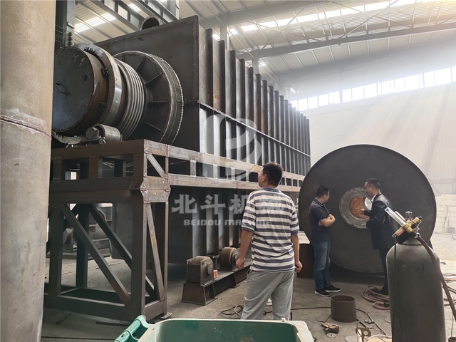 安徽客戶(hù)親臨現(xiàn)場(chǎng),實(shí)地考察垃圾炭化機(jī)