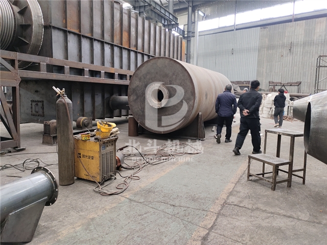 周經(jīng)理帶領(lǐng)廣東客戶(hù)對(duì)炭化機(jī)生產(chǎn)車(chē)間的考察之旅