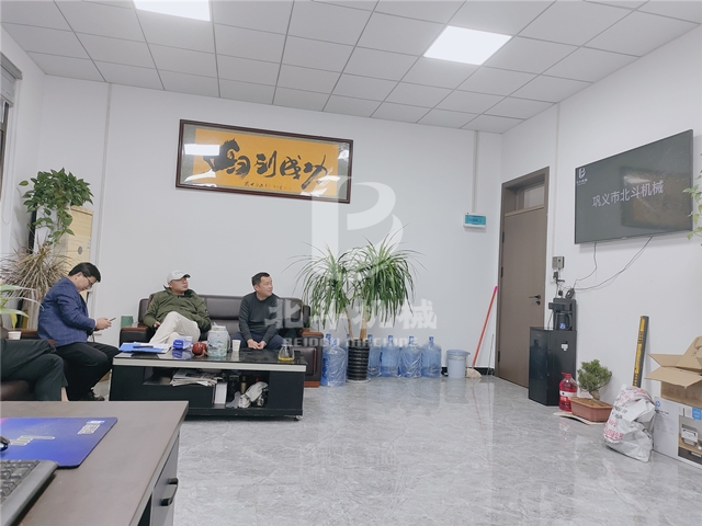 客戶(hù)走訪(fǎng)考察北斗機(jī)械餐廚垃圾炭化機(jī)
