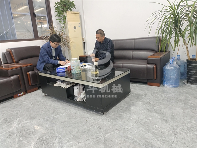 客戶(hù)和我公司經(jīng)理就板栗果殼炭化機(jī)進(jìn)行洽談