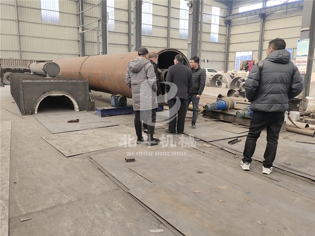 河北客戶(hù)來(lái)公司實(shí)地考察果殼炭化機(jī)