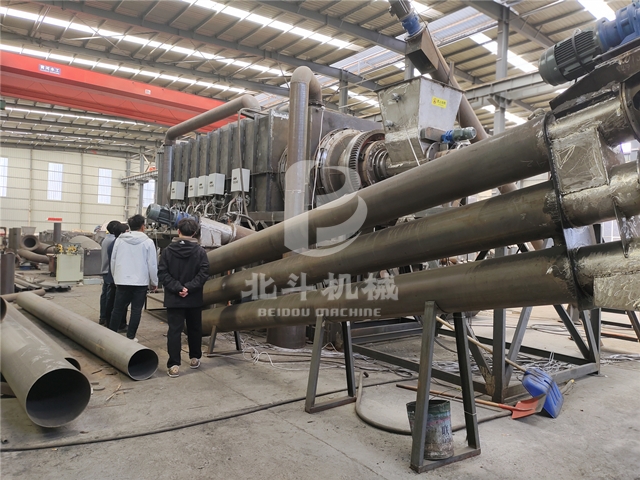 廣東客戶(hù)對(duì)我公司的布條炭化機(jī)進(jìn)行深入考察