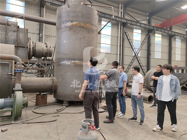 明媚春日迎來(lái)越南客戶(hù)到訪(fǎng)考察椰殼炭化機(jī)