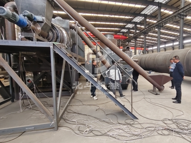 環(huán)保無(wú)煙炭化機(jī)引關(guān)注,客戶(hù)實(shí)地探訪(fǎng)