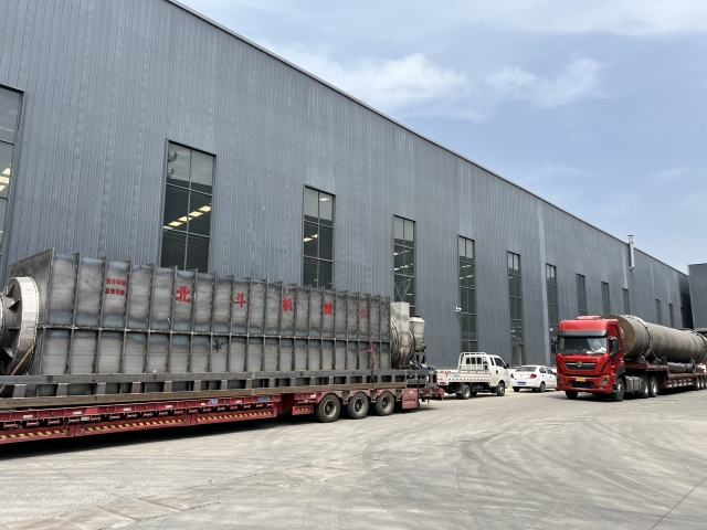 烘干機(jī)、炭化機(jī)全套生產(chǎn)線(xiàn)，四車(chē)浩浩蕩蕩齊發(fā)