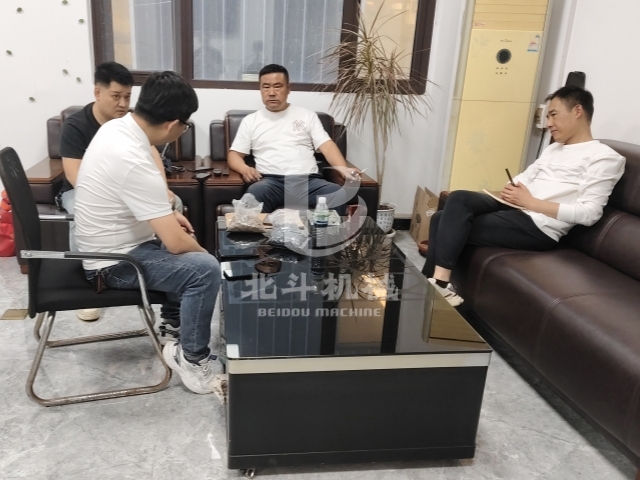 讓設(shè)備發(fā)聲,客戶(hù)來(lái)我廠(chǎng)考察新型炭化機(jī)