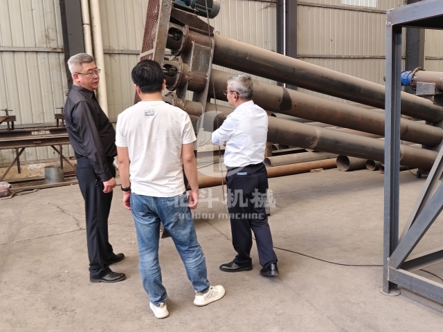客戶(hù)考察新型生物質(zhì)炭化機(jī),共探綠色回收體系