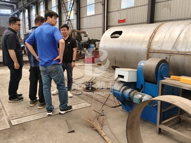 38℃高溫探廠(chǎng),客戶(hù)考察無(wú)煙型環(huán)保炭化機(jī)