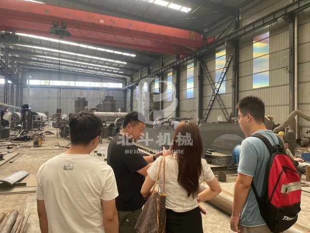 客戶(hù)慕名而來(lái)實(shí)地考察我廠(chǎng)新型連續(xù)炭化機(jī)